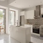Stylish 2-bedroom With Terrace In Alcantara Lisboa