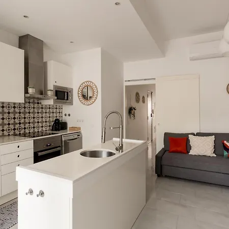 Stylish 2-bedroom With Terrace In Alcântara