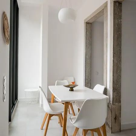 Stylish 2-bedroom With Terrace In Alcântara