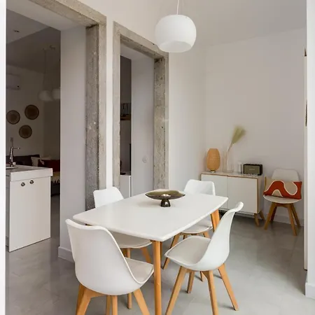 Stylish 2-bedroom With Terrace In Alcântara