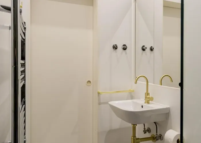 Stylish 2-bedroom With Terrace In Alcantara Lägenhet Lisboa