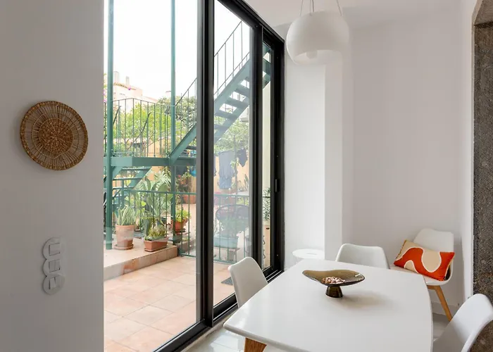 Apartment Stylish 2-bedroom With Terrace In Alcantara Lissabon