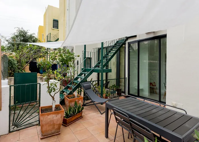 Apartment Stylish 2-bedroom With Terrace In Alcantara Lissabon