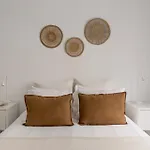 Stylish 2-bedroom With Terrace In Alcantara *